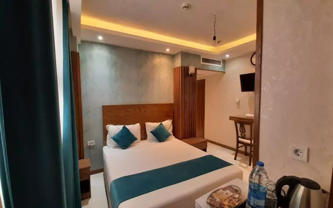 Alibaba https://cdn.alibaba.ir/ostorage/hotel-accommodation-images/6857b1c9ac13a7ed0d84df25_دبل (پنجره رو به نورگیر.webp